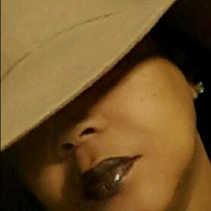 Meet your Posher, Monique